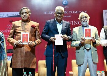 थरूर ने भागवत को संविधान 'ट्राइंफ' के गले में बुलाया, सिबल ने इसे अंकित मूल्य पर लेने के खिलाफ चेतावनी दी