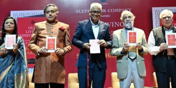 थरूर ने भागवत को संविधान 'ट्राइंफ' के गले में बुलाया, सिबल ने इसे अंकित मूल्य पर लेने के खिलाफ चेतावनी दी