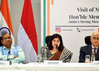 थारूर के बाद, कांग्रेस को अब एक सलमान खुर्शीद समस्या है, जैसा कि पूर्व-मंत्री लाउड्स अनुच्छेद 370 निरस्तीकरण के रूप में