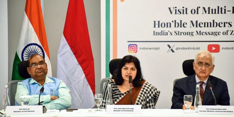 थारूर के बाद, कांग्रेस को अब एक सलमान खुर्शीद समस्या है, जैसा कि पूर्व-मंत्री लाउड्स अनुच्छेद 370 निरस्तीकरण के रूप में