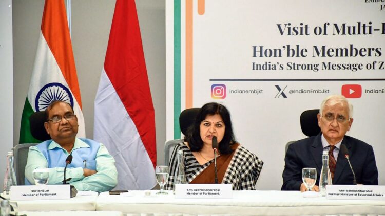 थारूर के बाद, कांग्रेस को अब एक सलमान खुर्शीद समस्या है, जैसा कि पूर्व-मंत्री लाउड्स अनुच्छेद 370 निरस्तीकरण के रूप में