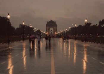 दिल्ली का मौसम: हीटवेव जारी है, तापमान 42 डिग्री सेल्सियस, हल्की बारिश और धूल की तूफान की संभावना है
