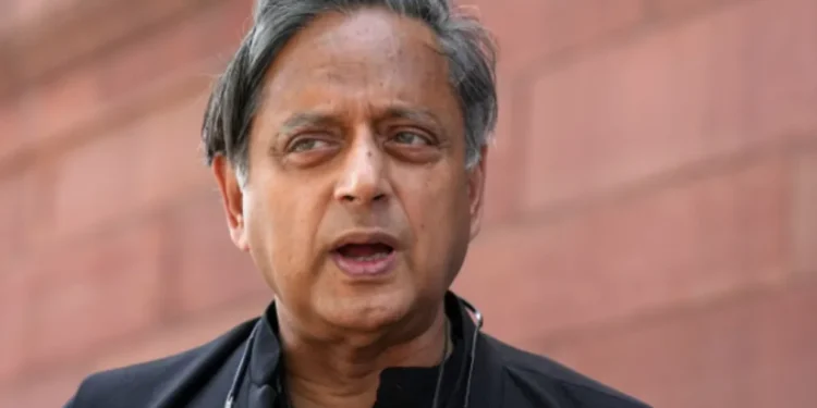 दुनिया के लिए आतंकवाद पर भारत की स्थिति पेश करने के लिए दूसरों के बीच 'सम्मानित' शशि थारूर, भाजपा का चयन भौंहें उठाता है!