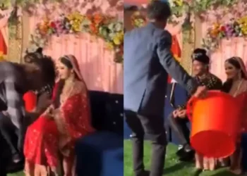 दुल्हन दूल्हे वायरल वीडियो: दोस्तों ने शादी के रिसेप्शन के दौरान उपहार देने का अनूठा तरीका तैयार किया, शैली वायरल हो जाती है