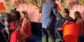 दुल्हन दूल्हे वायरल वीडियो: दोस्तों ने शादी के रिसेप्शन के दौरान उपहार देने का अनूठा तरीका तैयार किया, शैली वायरल हो जाती है