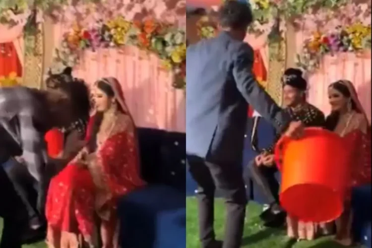 दुल्हन दूल्हे वायरल वीडियो: दोस्तों ने शादी के रिसेप्शन के दौरान उपहार देने का अनूठा तरीका तैयार किया, शैली वायरल हो जाती है