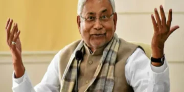 नीतीश कुमार वायरल वीडियो: क्या गलत है? बिहार सीएम ने सरकार के अधिकारी के सिर पर फूलों के बर्तन को रखा है
