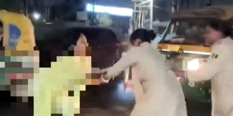 पटना वायरल वीडियो: महिला ने 300 रुपये के लिए वेश्यावृत्ति में मजबूर किया, पुलिस द्वारा क्रूरता से पीटा, रेलवे सेवा के झंडे अधिकारियों