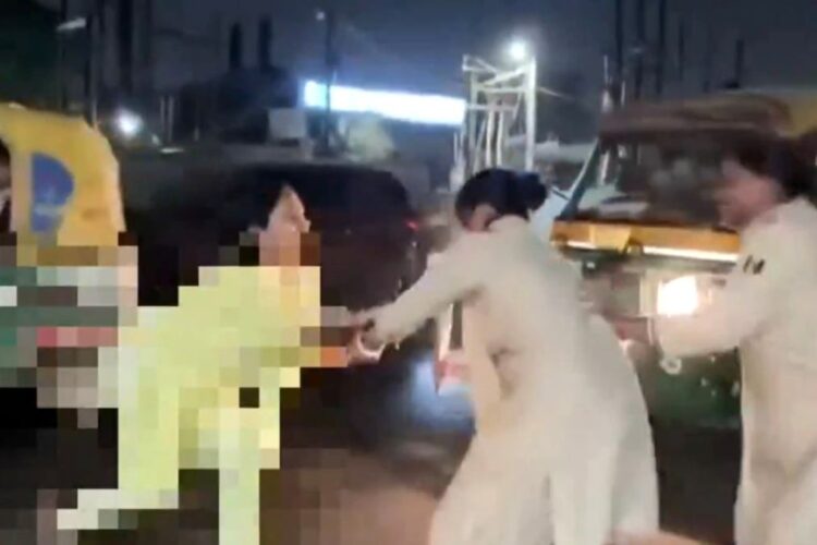 पटना वायरल वीडियो: महिला ने 300 रुपये के लिए वेश्यावृत्ति में मजबूर किया, पुलिस द्वारा क्रूरता से पीटा, रेलवे सेवा के झंडे अधिकारियों
