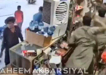 पाकिस्तान वायरल वीडियो: ऊंचाई! पाकिस्तानियों ने 2 किलोग्राम से अधिक लड़ाई, ग्राहक हिट दुकानदार चाकू और छड़ी के साथ