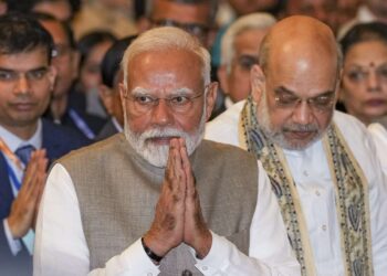 पीएम मोदी ने महाराष्ट्र, गुजरात को राज्य के दिन बधाई दी | श्रद्धांजलि, विकास प्रतिज्ञाएं चिह्न समारोह