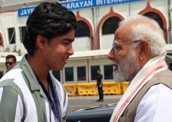 पीएम मोदी पटना हवाई अड्डे पर 14 वर्षीय क्रिकेट सनसनी वैभव सूर्यवंशी से मिलते हैं
