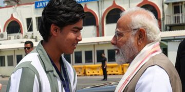 पीएम मोदी पटना हवाई अड्डे पर 14 वर्षीय क्रिकेट सनसनी वैभव सूर्यवंशी से मिलते हैं