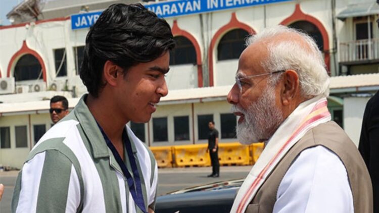 पीएम मोदी पटना हवाई अड्डे पर 14 वर्षीय क्रिकेट सनसनी वैभव सूर्यवंशी से मिलते हैं