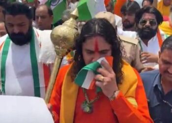 बालमुकुंड आचार्य वायरल वीडियो: अपमान? BJP MLA ने ट्राइकोलर के साथ पसीना पोंछते हुए देखा, वीडियो वायरल हो जाता है