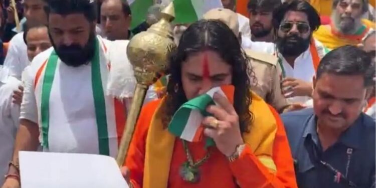 बालमुकुंड आचार्य वायरल वीडियो: अपमान? BJP MLA ने ट्राइकोलर के साथ पसीना पोंछते हुए देखा, वीडियो वायरल हो जाता है