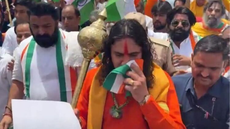 बालमुकुंड आचार्य वायरल वीडियो: अपमान? BJP MLA ने ट्राइकोलर के साथ पसीना पोंछते हुए देखा, वीडियो वायरल हो जाता है