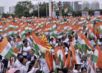 भाजपा ने 'मोदी के रिवेंज' पर तिरंगा यात्रा के साथ कांग्रेस के 'यूएस इंटरफेरेंस' और इंदिरा बार्ब्स को ब्लंट करने के लिए भागते हैं।