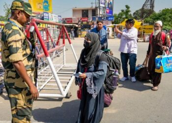 भारत अटारी सीमा कर्बों को आसान बनाता है, मानवीय आधार पर फंसे हुए पाकिस्तानी नागरिकों को राहत देता है