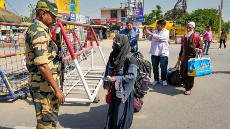 भारत अटारी सीमा कर्बों को आसान बनाता है, मानवीय आधार पर फंसे हुए पाकिस्तानी नागरिकों को राहत देता है