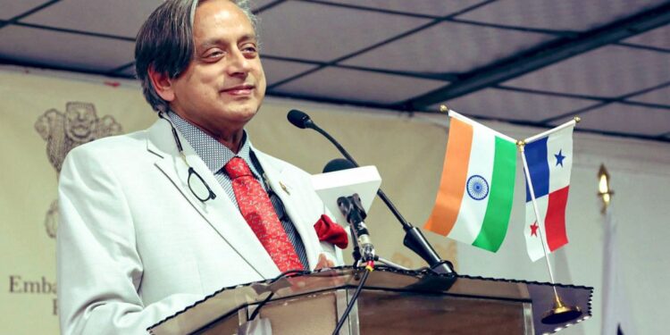 भारत की '1 सर्जिकल स्ट्राइक' मोदी के अधीन थी - पनामा में शशी थारूर की टिप्पणी