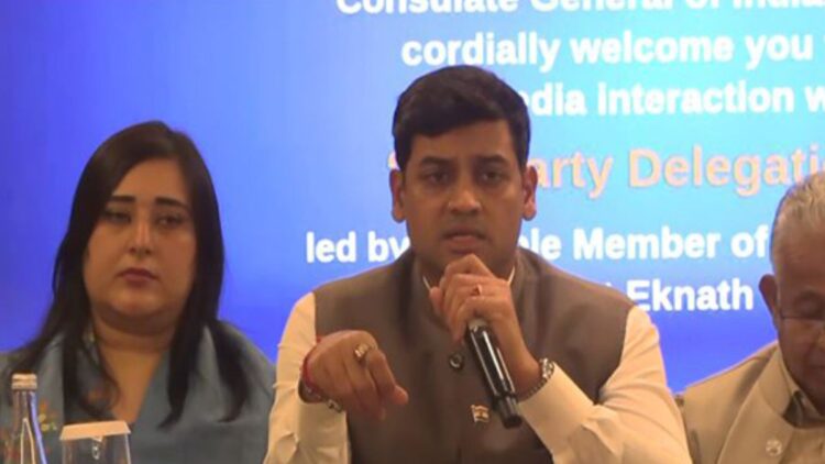 भारत ने संवाद चुना, पाकिस्तान ने आतंकी हमलों के साथ जवाब दिया: यूएई में श्रीकांत शिंदे