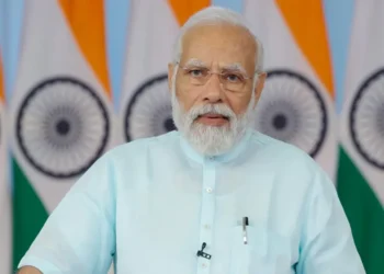 मंच पर शशि थरूर के साथ '' कई की नींद में गड़बड़ी होगी ... '