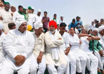 महापंचायत में राकेश तिकिट के लिए बड़े पैमाने पर समर्थन! किसानों ने 51-मीटर पगदी, अपराधी को टाई किया