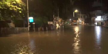 मुंबई के कुछ हिस्सों में भारी बारिश के बाद जलभराव का सामना करना पड़ता है
