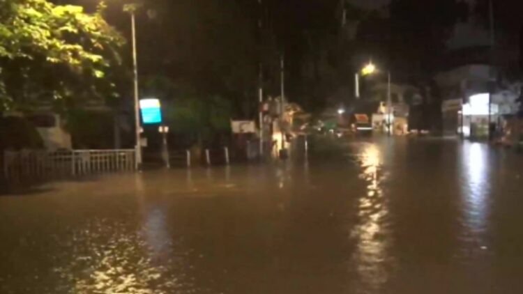 मुंबई के कुछ हिस्सों में भारी बारिश के बाद जलभराव का सामना करना पड़ता है
