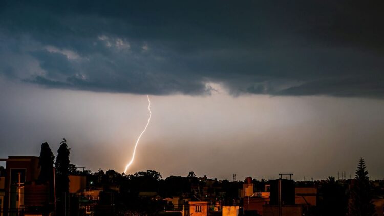 मुंबई वर्षा: गरज के साथ और बारिश ने शहर को हिट किया, आईएमडी 11 मई तक अधिक बारिश का पूर्वानुमान लगाता है