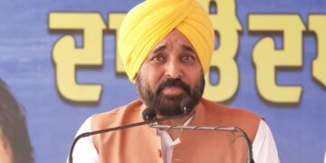 रजिस्ट्री के लिए कोई और अदालत का दौरा नहीं! पंजाब सीएम भागवंत मान का कहना है कि अधिकारी घर पर संपत्ति के कागजात वितरित करेंगे - घड़ी