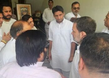 राहुल गांधी ने नौसेना के लेफ्टिनेंट विनय नरवाल के परिवार से मिलने के लिए कर्नल से मुलाकात की।