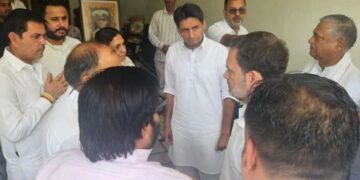 राहुल गांधी ने नौसेना के लेफ्टिनेंट विनय नरवाल के परिवार से मिलने के लिए कर्नल से मुलाकात की।