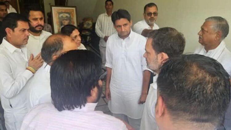 राहुल गांधी ने नौसेना के लेफ्टिनेंट विनय नरवाल के परिवार से मिलने के लिए कर्नल से मुलाकात की।