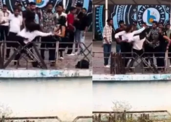 वायरल वीडियो: डब्ल्यूडब्ल्यूई रील पर लड़ाई! लड़कियां इसे खुले में लड़ती हैं, दर्शकों ने वीडियो बनाया
