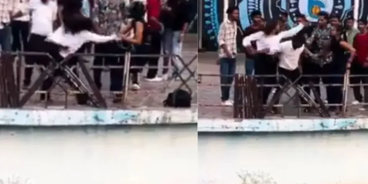 वायरल वीडियो: डब्ल्यूडब्ल्यूई रील पर लड़ाई! लड़कियां इसे खुले में लड़ती हैं, दर्शकों ने वीडियो बनाया
