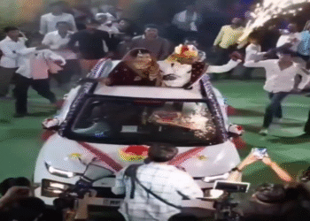 वायरल वीडियो: दूल्हा अपनी शादी में फायरवर्क योद्धा, ओवरड्राइव में सोशल मीडिया में बदल जाता है