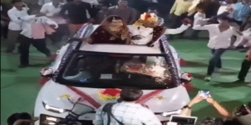 वायरल वीडियो: दूल्हा अपनी शादी में फायरवर्क योद्धा, ओवरड्राइव में सोशल मीडिया में बदल जाता है