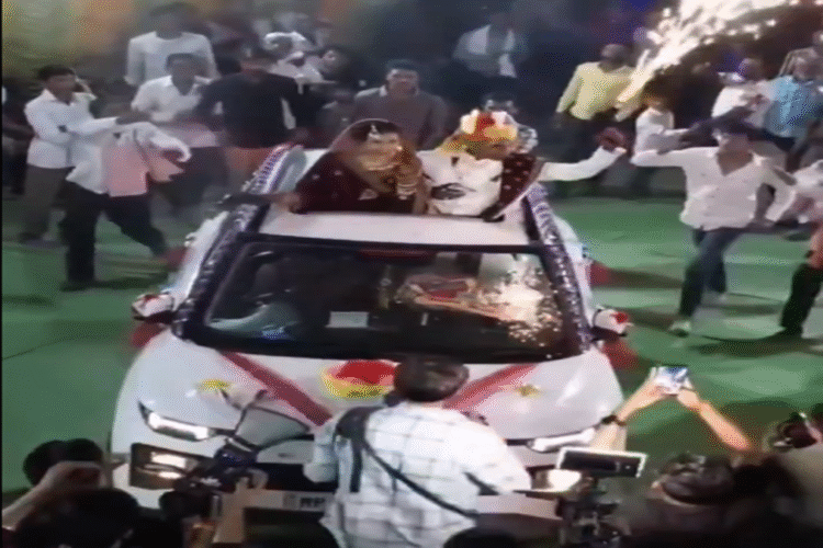 वायरल वीडियो: दूल्हा अपनी शादी में फायरवर्क योद्धा, ओवरड्राइव में सोशल मीडिया में बदल जाता है