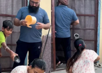 वायरल वीडियो: बेटा अपने पिता पर शरारत करता है, गरीब आदमी कीमत चुकाता है क्योंकि माँ उसे मुश्किल से मारती है