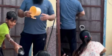 वायरल वीडियो: बेटा अपने पिता पर शरारत करता है, गरीब आदमी कीमत चुकाता है क्योंकि माँ उसे मुश्किल से मारती है