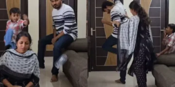 वायरल वीडियो: बेटा पिता पर शरारत करता है, पत्नी उसे मुश्किल से मारती है, देखती है