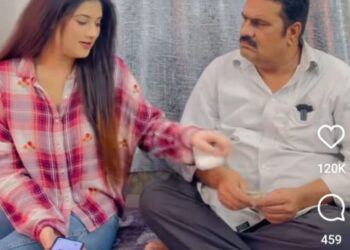 वायरल वीडियो: बेटी अपने पिता को धोखा देने का अनूठा तरीका तैयार करती है, पिताजी के पास भुगतान करने के अलावा कोई और विकल्प नहीं है, जांच क्यों करें?