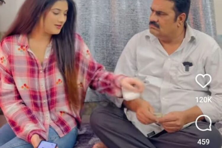 वायरल वीडियो: बेटी अपने पिता को धोखा देने का अनूठा तरीका तैयार करती है, पिताजी के पास भुगतान करने के अलावा कोई और विकल्प नहीं है, जांच क्यों करें?