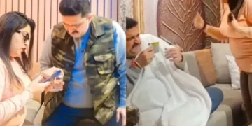 वायरल वीडियो: मोबाइल आदी महिला अपने स्वयं के बजाय पड़ोसी के घर में प्रवेश करती है, फिर ऐसा होता है
