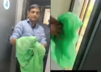 वायरल वीडियो: राजानी एक्सप्रेस के अंदर सांप घबराहट पैदा करता है, यात्री अविश्वास में प्रतिक्रिया करते हैं
