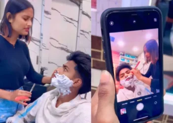 वायरल वीडियो: लड़के लड़के होंगे! लड़का एक दाढ़ी के लिए सैलून का दौरा करता है, अपनी लड़की की नजर नहीं ले सकता, वह अद्वितीय शेविंग विधि तैयार करता है