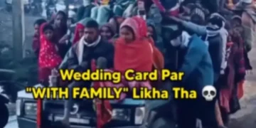 वायरल वीडियो: वेडिंग कार्ड पढ़ता है 'परिवार के साथ,' पूरा गांव वाहन पर कूदता है, घड़ी