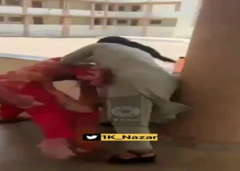 वायरल वीडियो: शर्म! लेडी प्रिंसिपल और लाइब्रेरियन इसे स्कूल परिसर में WWE पहलवानों की तरह लड़ते हैं, नेटिज़ेंस एगस्ट